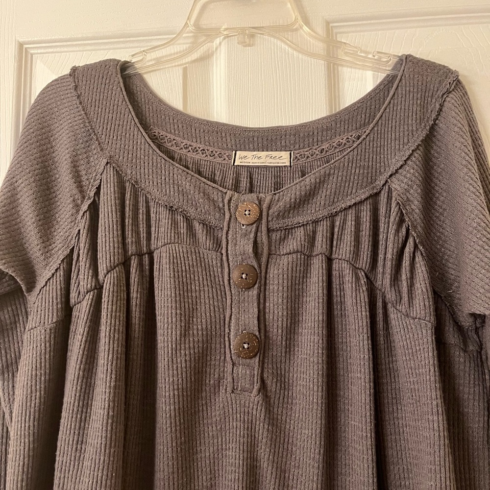 We The Free Gray Waffle Ruched Blouse with Buttoned Details - Picture 5 of 9